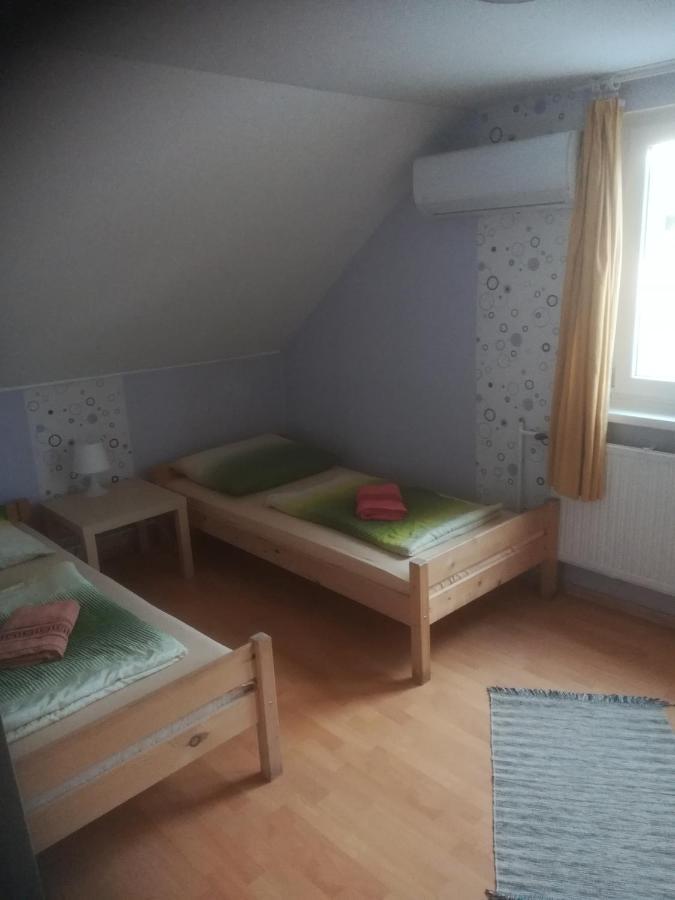 Fekete Macska Panzio Hotel Тата Екстериор снимка