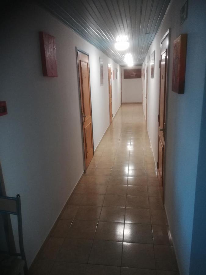 Fekete Macska Panzio Hotel Тата Екстериор снимка